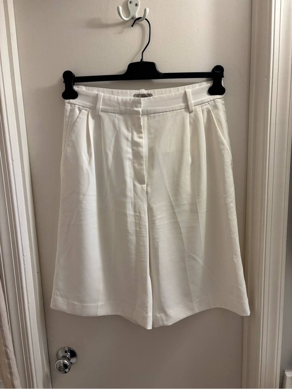 H&M White Tailored Pleated Bermuda Shorts Size 10